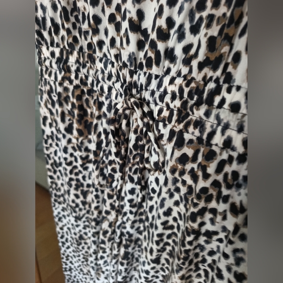 Calvin Klein sleeveless animal print jump suit. Size 4 - Picture 3 of 10